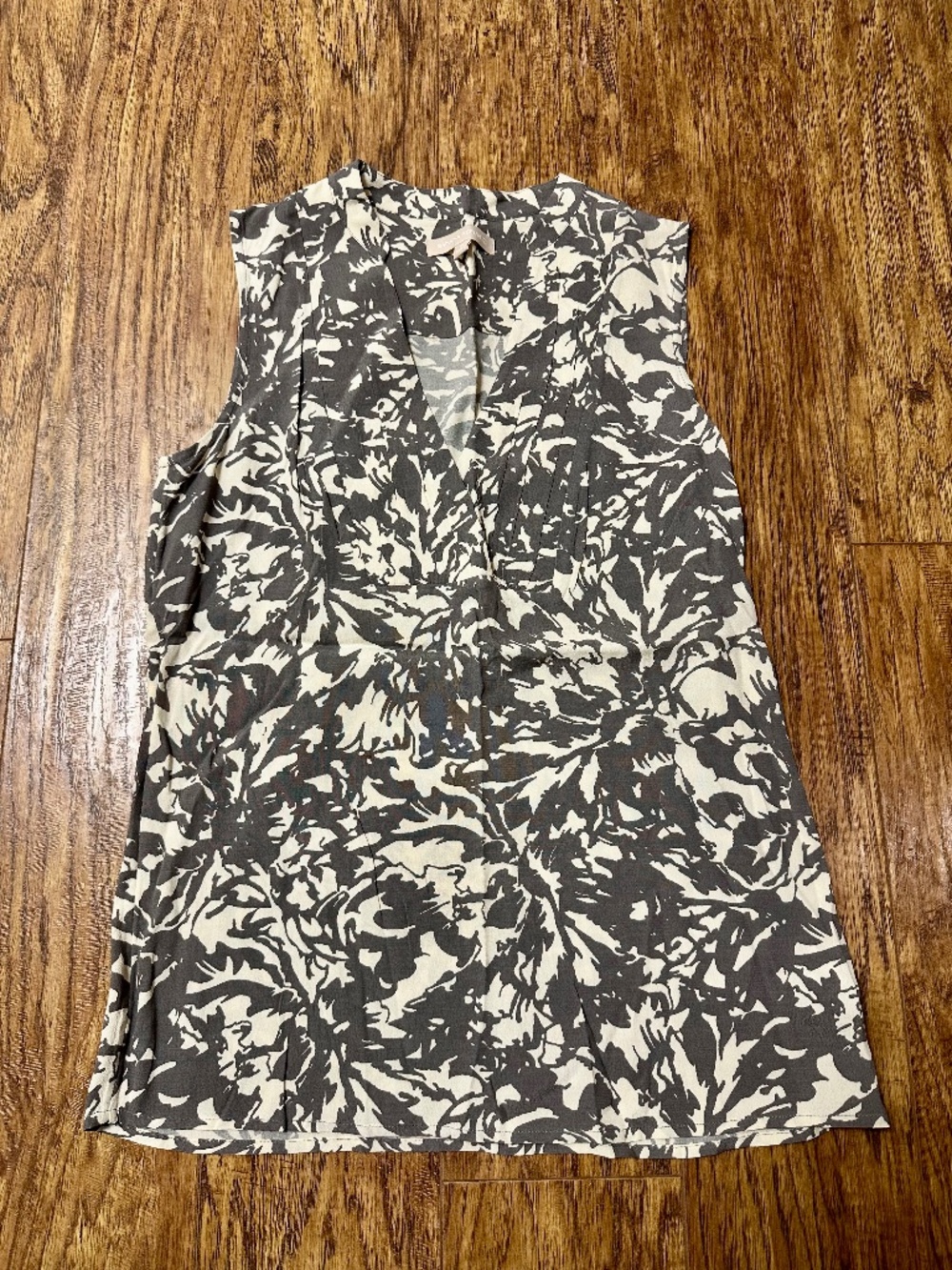 Banana Republic Women's Sleeveless Blouse Pleated V-Neck Grey & Ivory Size 0
